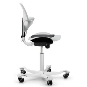 HAG Capisco Puls 8010 mit Sattelsitz - Kunststoff Weiß, Select Charcoal  SC60051, Gestellfarbe Weiß , Weiche Rollen für harte Böden